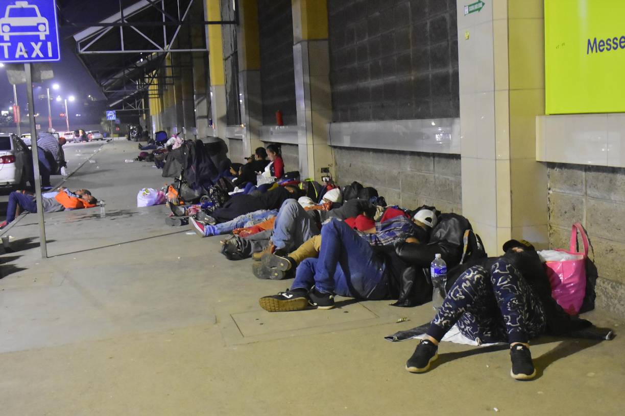 En la caravana también van muchos nicaragüenses que, en su mayoría, al menos de los que hablaron con Efe, prefirieron no identificarse con su nombre, “por temor a represalias” y “por miedo a la dictadura de Daniel Ortega y la Rosario” (Murillo, su esposa).