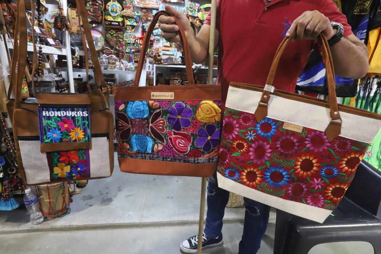 Carteras bordadas con valores entre 580 a 220. 