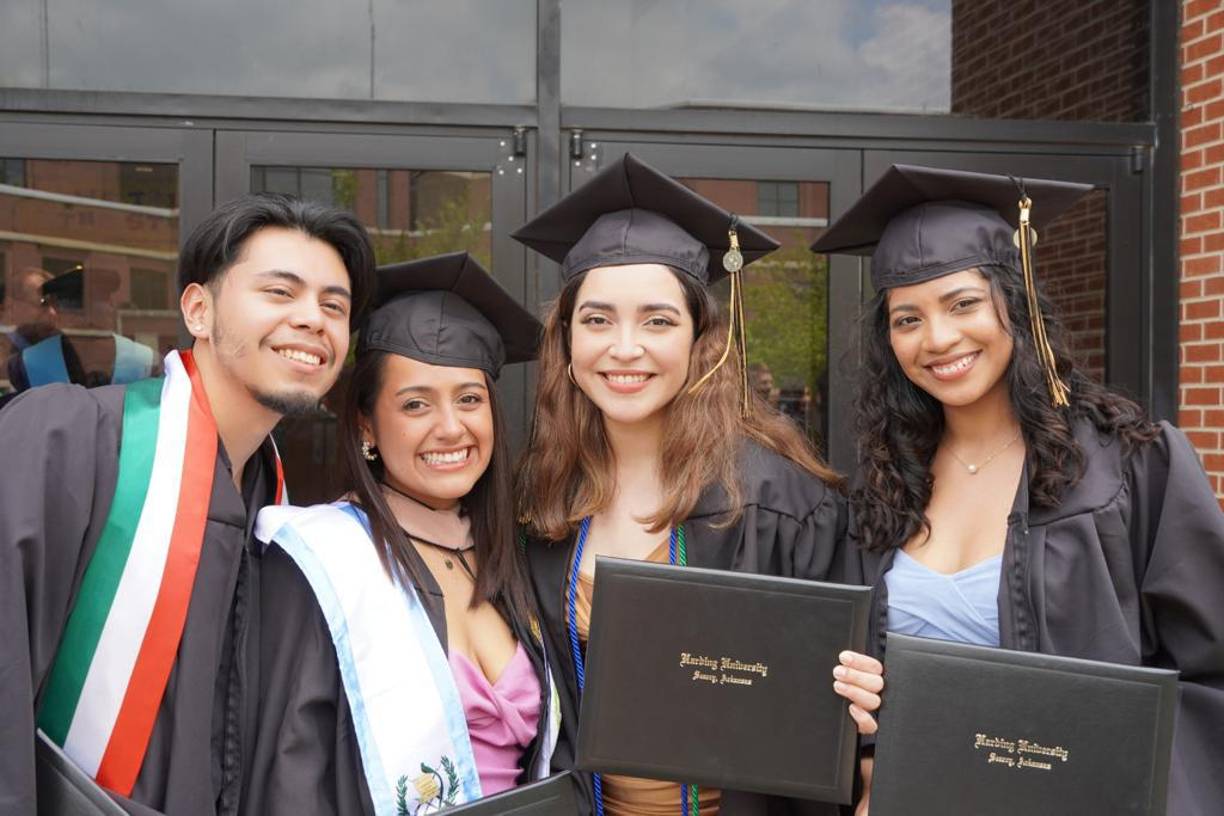 Horas más tarde, su mamá llegó a casa con la buena noticia, y luego de una reunión familiar decidieron acudir a una entrevista con Education USA para obtener asesoría y buscar una beca que cubriera el costo total de sus estudios.