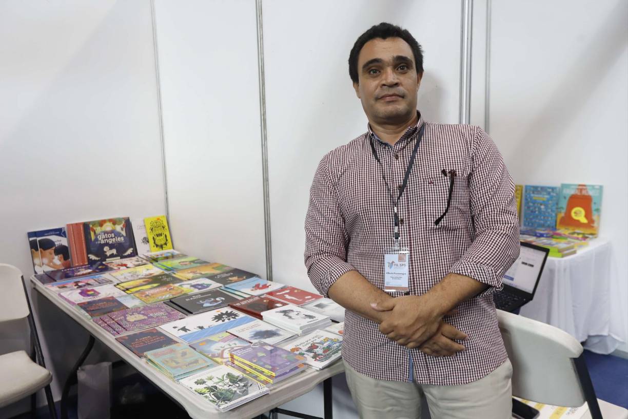 Alberto Pocasangre de la Editorial Barrilete, la cual es de origen salvadoreña. 