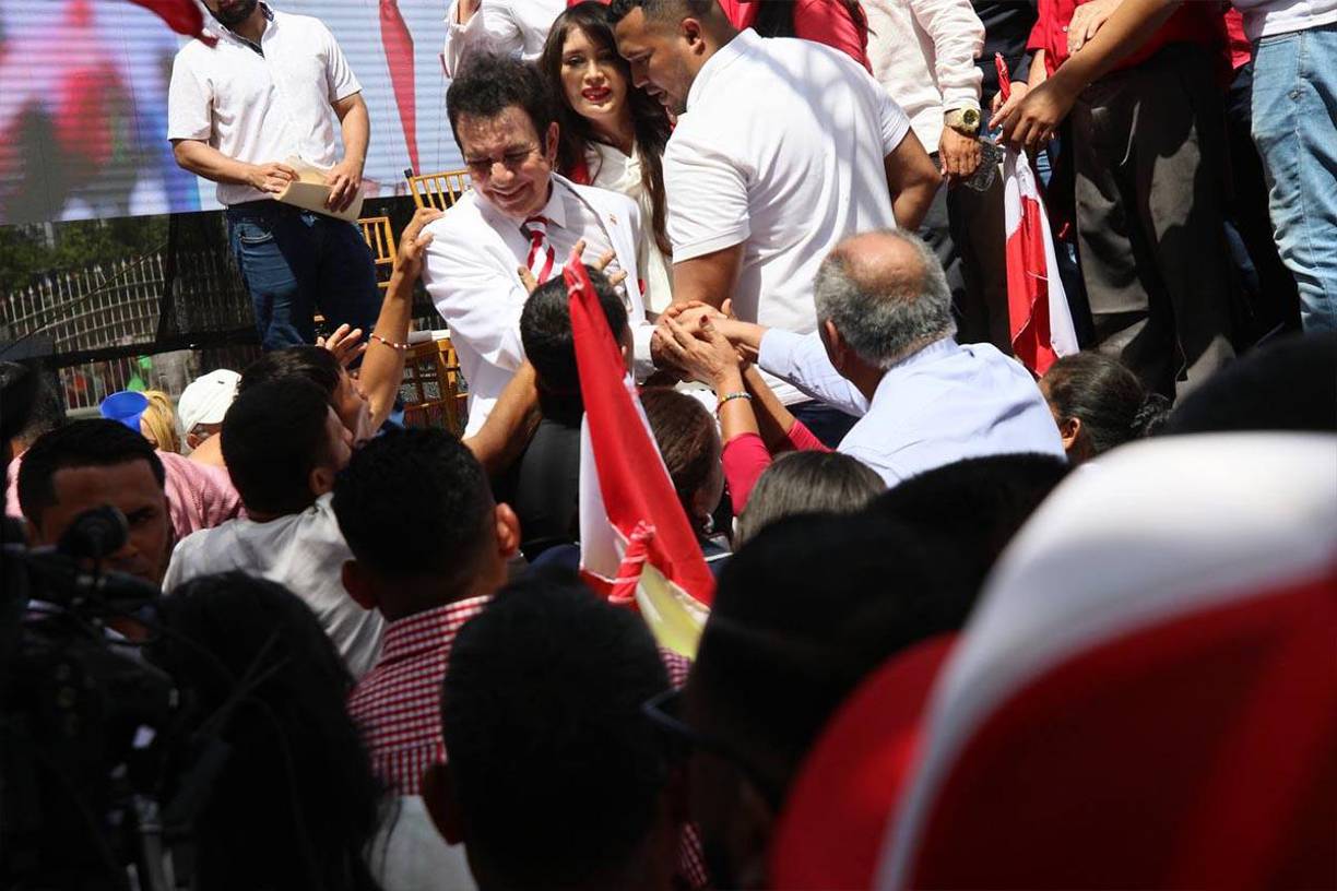 “Mis metas son, para todo el pueblo hondureño, trabajo, seguridad, salud y educación”, dijo.