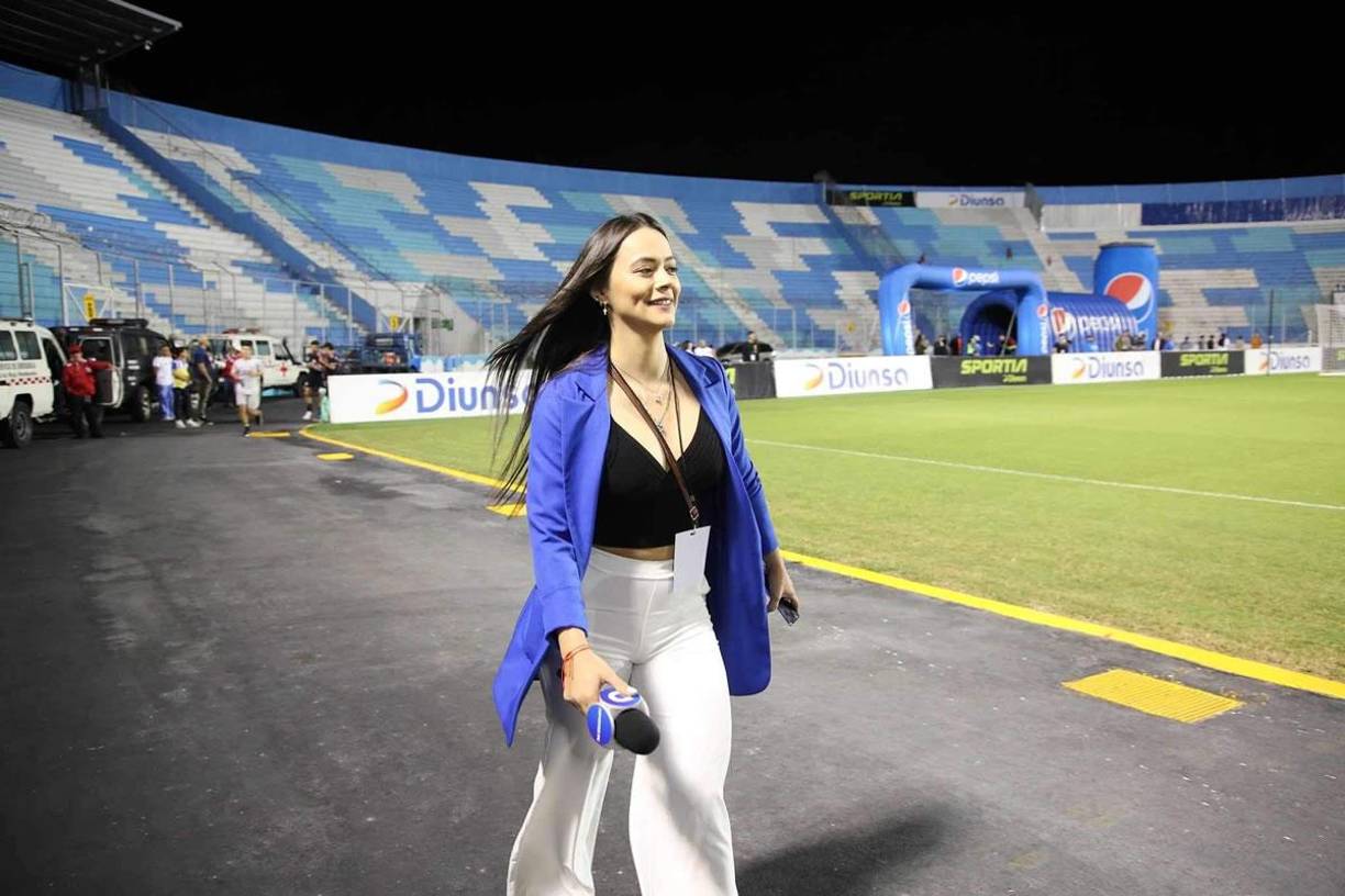 La periodista deportiva Isabel Zambrano, de TVC, estuvo presente en la despedida de ‘Rambo‘ de León.
