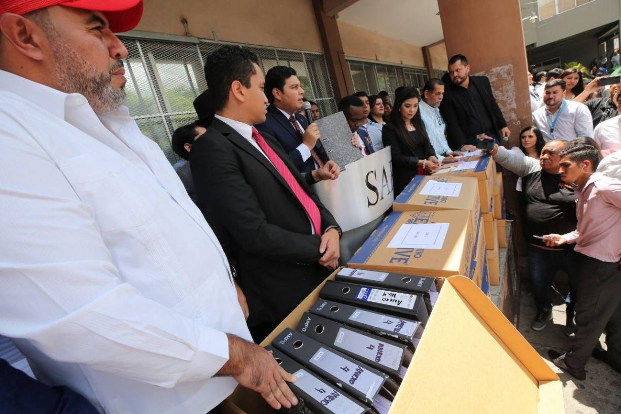 “Las verdaderas causas de la pobreza y del estancamiento económico en Honduras son los aberrantes, inmorales y corruptos mecanismos de concentración y acaparamiento de la riqueza empleados durante décadas por unas cuantas familias que a expensas del bienestar del pueblo han gozado de privilegios bastardos” expresó el director del SAR. 