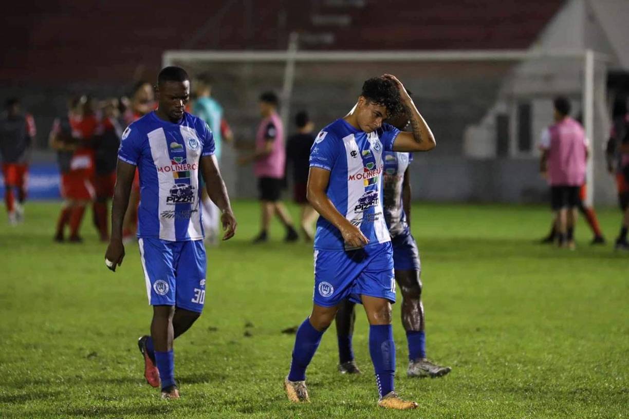 Los jugadores del Victoria abandonaron la cancha del estadio Ceibeño muy tristes por la derrota sufrida en el Clásico contra el Vida.