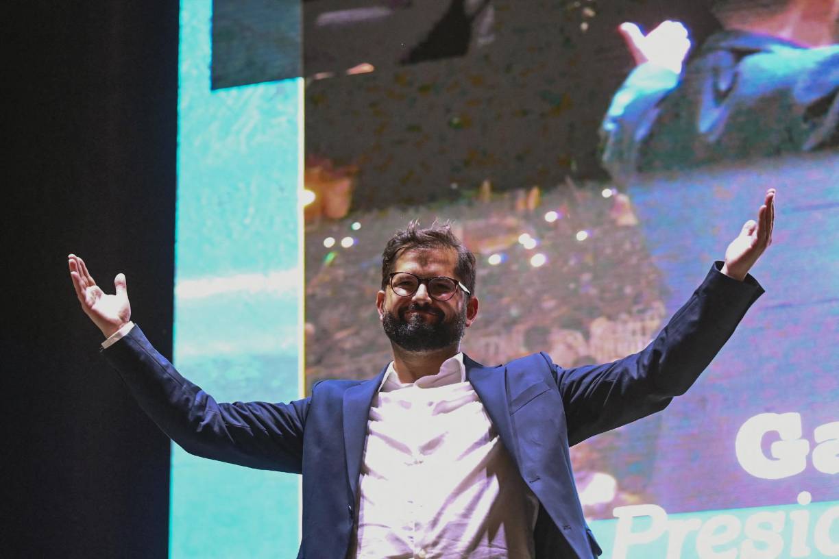 Con una diferencia de más de 10 puntos, el joven diputado de izquierda se impuso con el 55,8 % de los votos al ultraderechista José Antonia Kast en las elecciones con mayor tensión política desde el fin de la dictadura hace tres décadas.