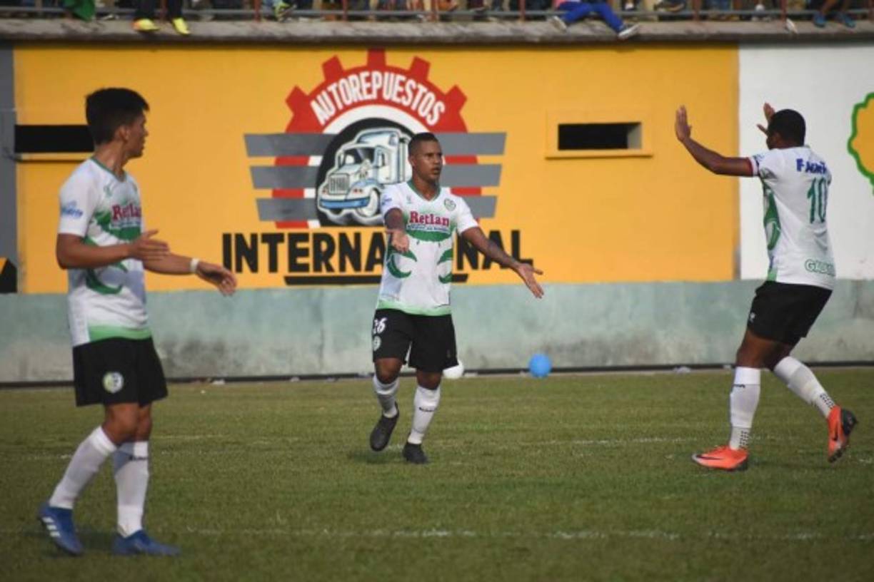 Óscar Salas empató el partido para el Juticalpa FC con un golazo de tiro libre.