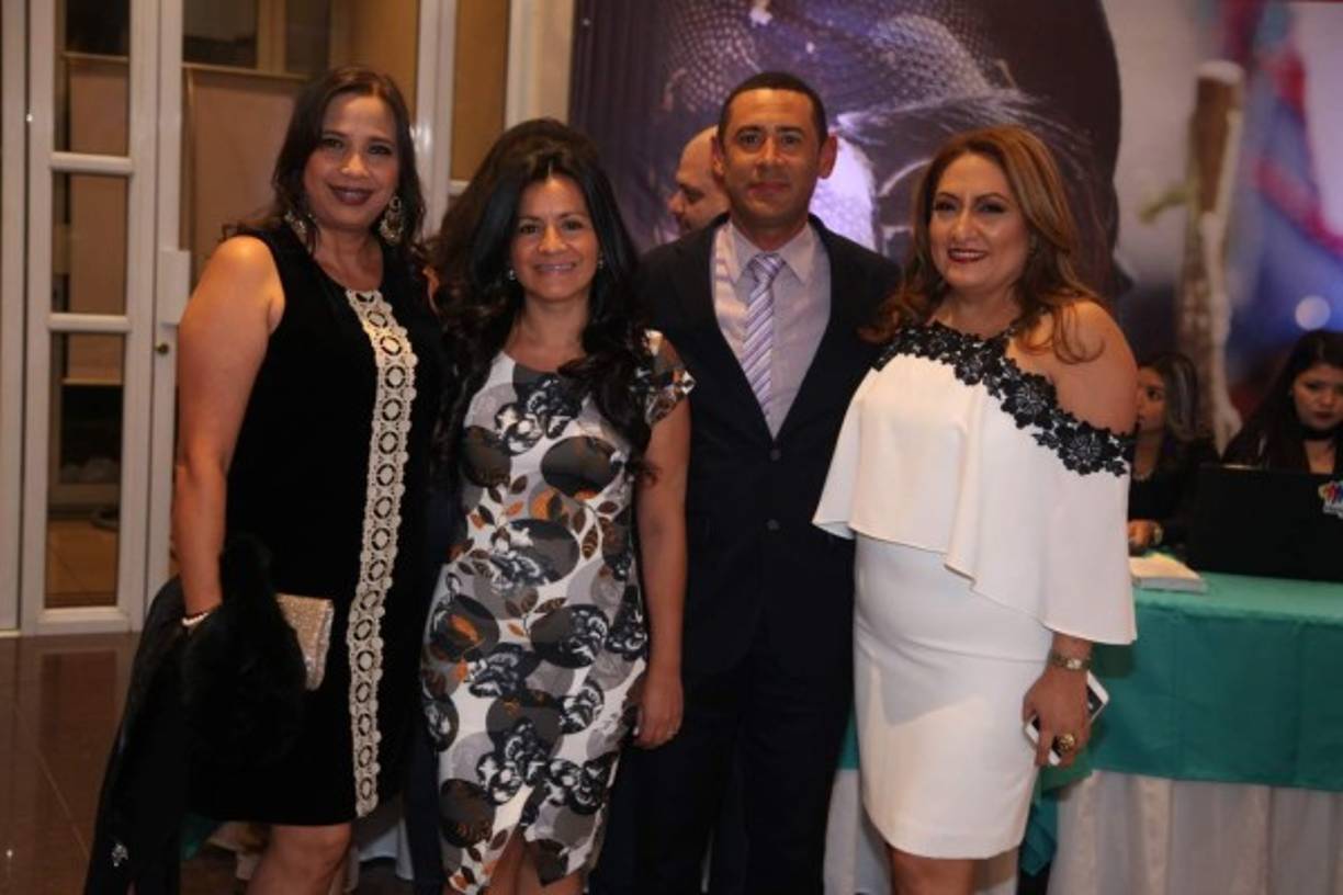 Samantha Flores, Ericka y Mauricio Pacheco y Sonia Mejía.