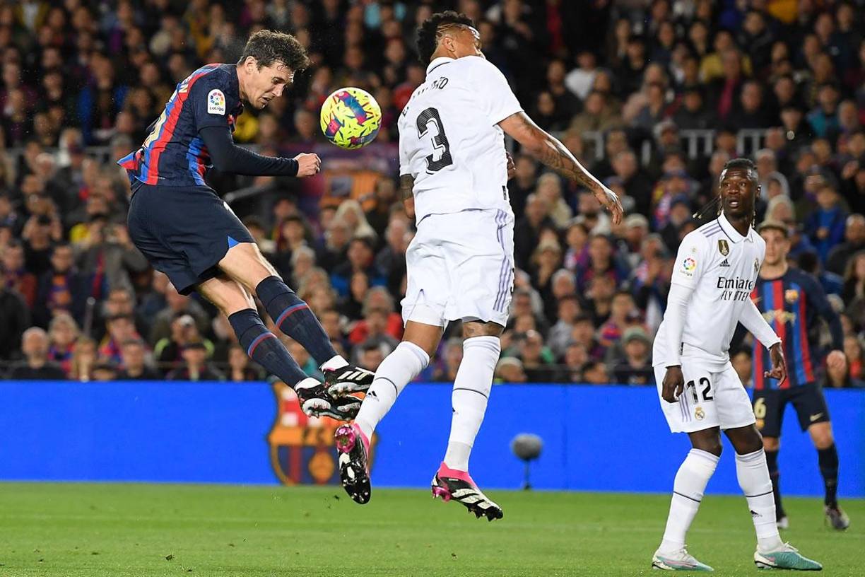 Andreas Christensen estuvo cerca de marcar con este cabezazo que salió desviado del arco del Real Madrid.