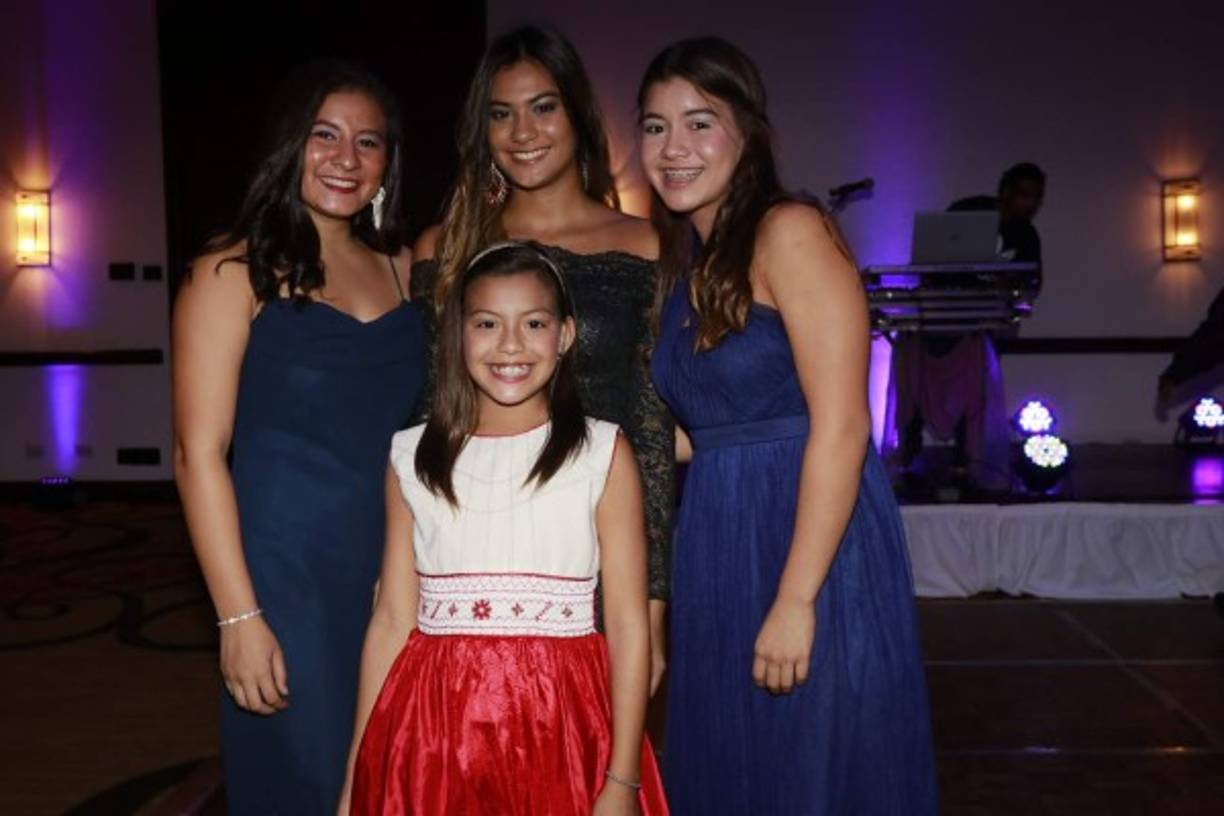 Gaby Cerpas, Carol Martínez y Michell Ramírez con Celeste García.