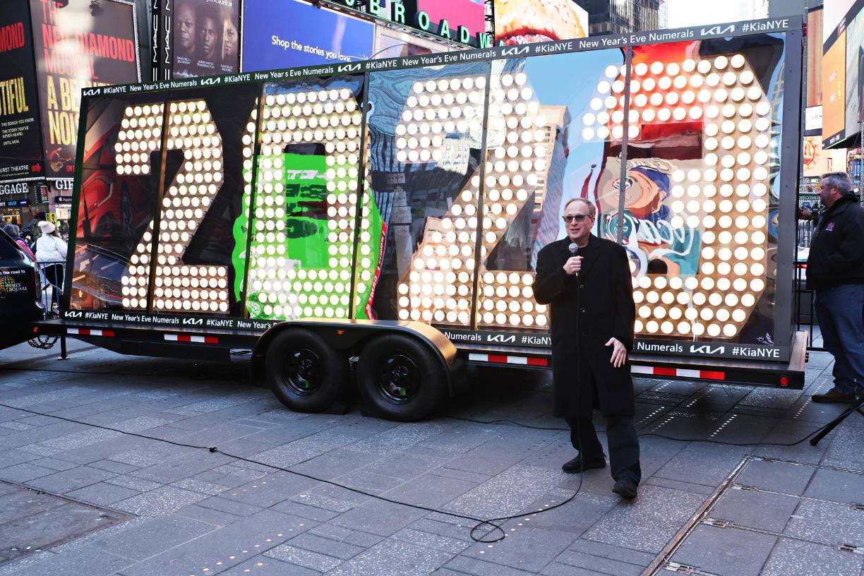 A pocos días de concluir el año, era una locura este miércoles caminar por la popular zona turística de Times Square, donde miles de personas se movían de un lado a otro, muchos con niños, otros hacían cola para comprar boletos para los musicales, mientras que trabajadores daban los toques finales a la tarima desde donde se recibirá 2023.