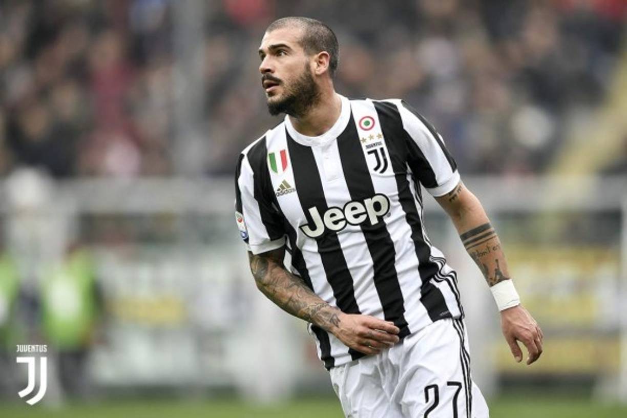 Stefano Sturaro vuelve al Génova tras cuatro temporadas en la Juventus. El centrocampista italiano llega cedido con una opción de compra obligatoria. Antes de pasar reconocimiento médico ha manifestado su alegría por retornar al que fue su club a Sky Sport: regresa a Rossoblù en préstamo con una obligación de canje de la Juve bajo ciertas condiciones: 'Estoy feliz de estar aquí'.
