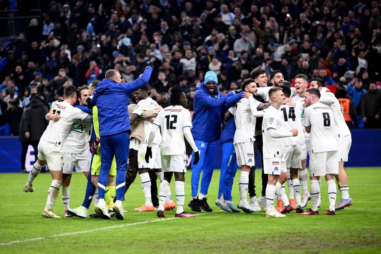 La celebración de los jugadores del Olympique de Marsella tras clasificar a cuartos de final de la Copa de Francia y eliminar al PSG.
