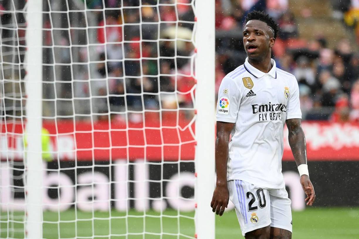 Así observaba Vinicius a los aficionados del Girona tras su gol.