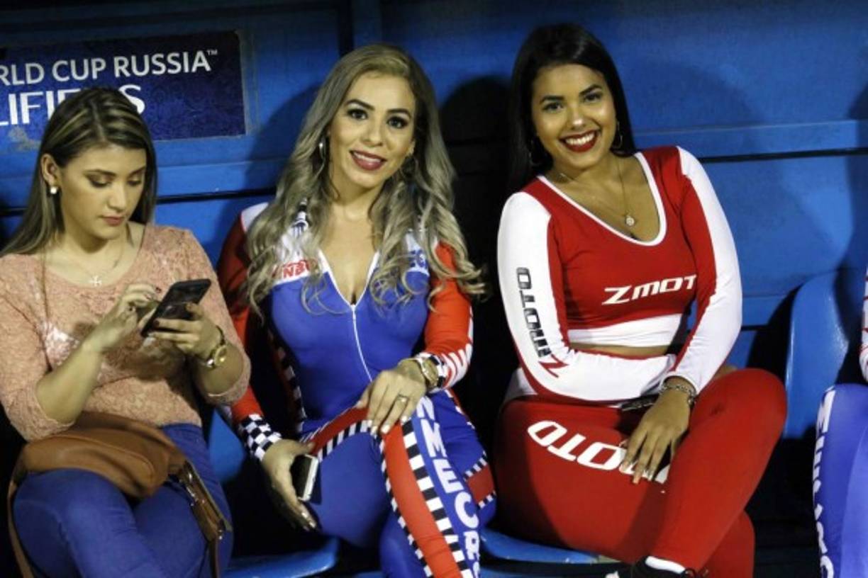 Desfile de bellezas en el estadio Morazán.