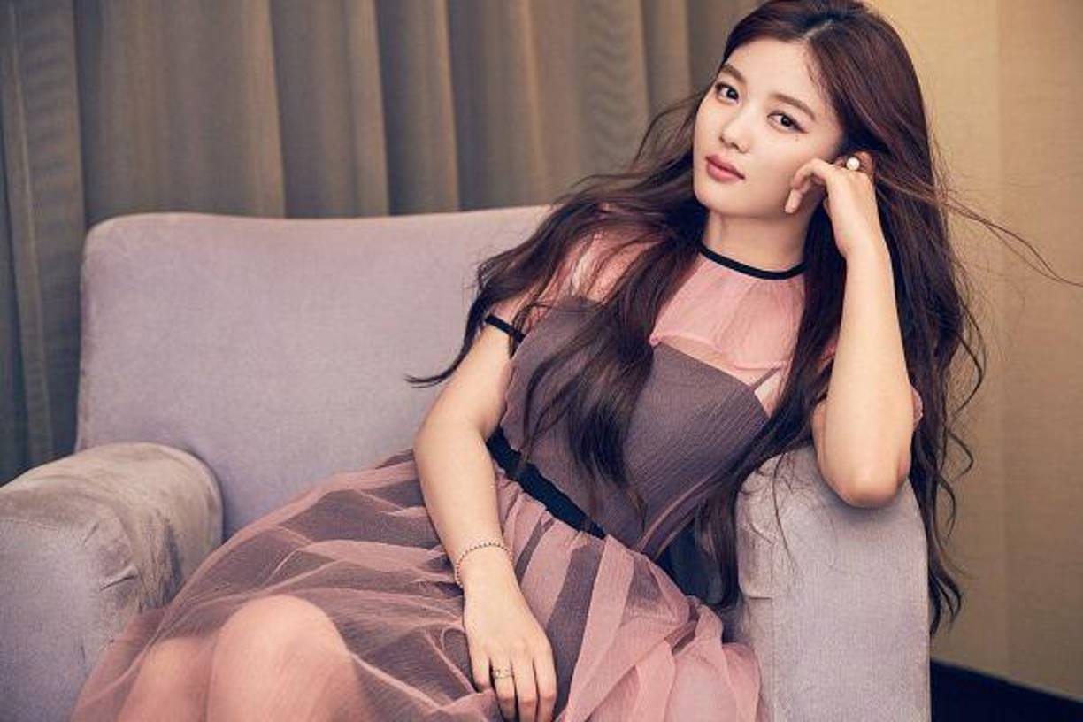 Kim nació el 22 de septiembre de 1999, actualmente tiene 24 años, mide 1.64 m, estudió en la Escuela secundaria de artes de Goyang, sus padres son Kim Sang Pae y Mok Seon-mi.