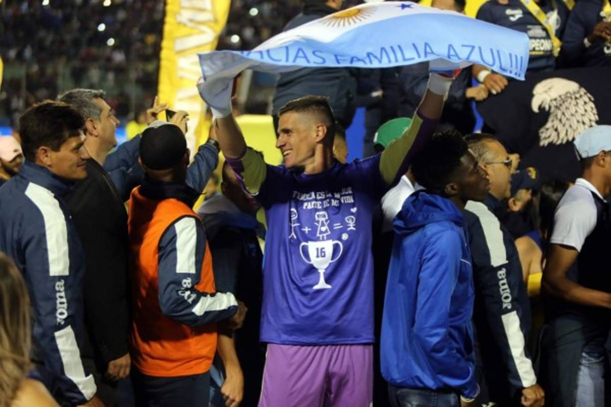 Jonathan Rougier celebrando con la bandera de Argentina, a la que le agregó las estrellas para que parezca la bandera de Honduras.