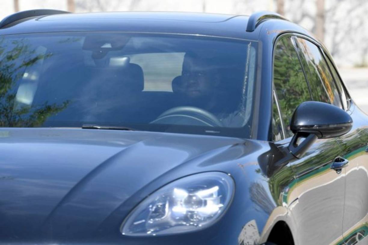 El defensor francés Samuel Umtiti llegó en uno de sus espectaculares vehículos para someterse a la prueba de coronavirus.