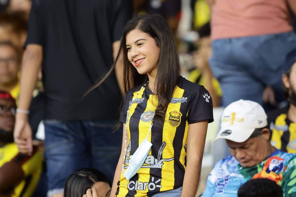 Ambientazo y lindas chicas en el Morazán con el Real España-Alajuelense por Liga Concacaf