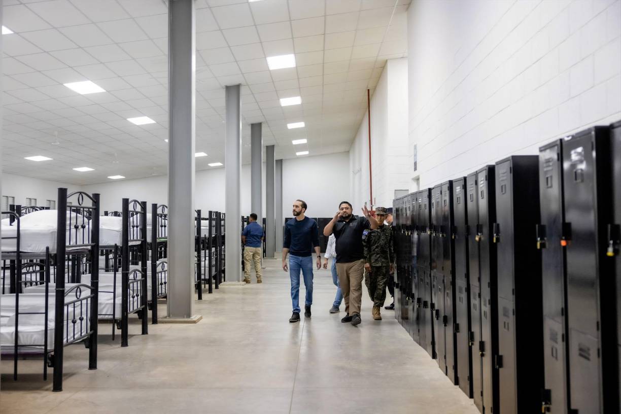 Bukele afirmó que los gobiernos salvadoreños anteriores “tenían a los pandilleros [presos] con prostitutas, con [equipos de] PlayStation, con pantallas, con teléfonos celulares, con computadoras [...], premiando al delincuente”.