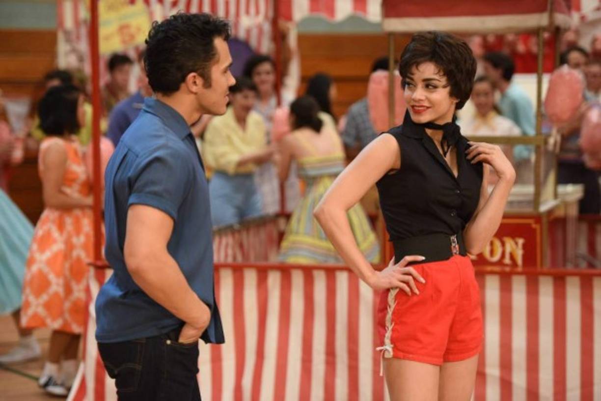 El anuncio se dio a conocer horas antes del esperado debut de la cantante en el musical Grease: Live, que fue transmitido por la cadena Fox.