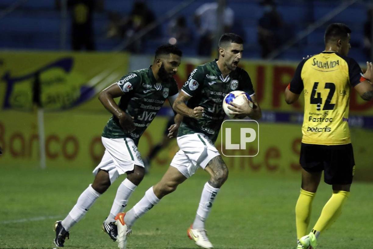 Lucas Campana marcó el penal y recogió el balón para llevarlo al centro del campo.