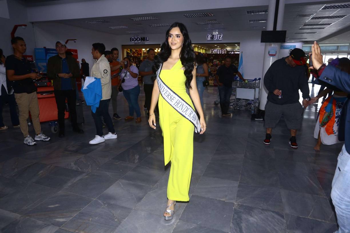 La modelo hondureña partió desde el aeropuerto internacional Ramón Villeda Morales, donde sus seguidores y<b> Diario LA PRENSA </b>asistieron para darle una cálida despedida y palabras de motivación. 