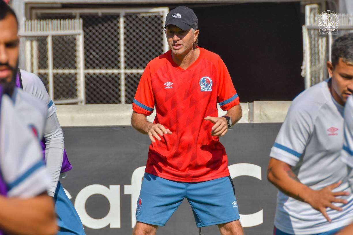 Pablo Martín, preparador físico de Olimpia, no se perdió ningún detalle de los ejercicios precompetitivos de los futbolistas merengues.