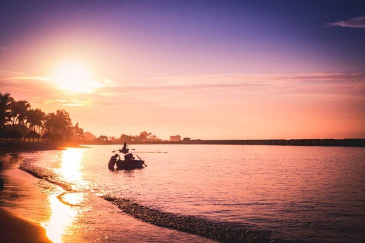 3. Playa Paraíso: Esta es una de las mejores playas ubicada en terrirotio cubano. Sin duda alguna, es uno de los lugares más hermosos que oferece la naturaleza caribeña. Los atardeceres son perfectos en Playa Paraíso, por eso entra en el top de las mejores playas del año.