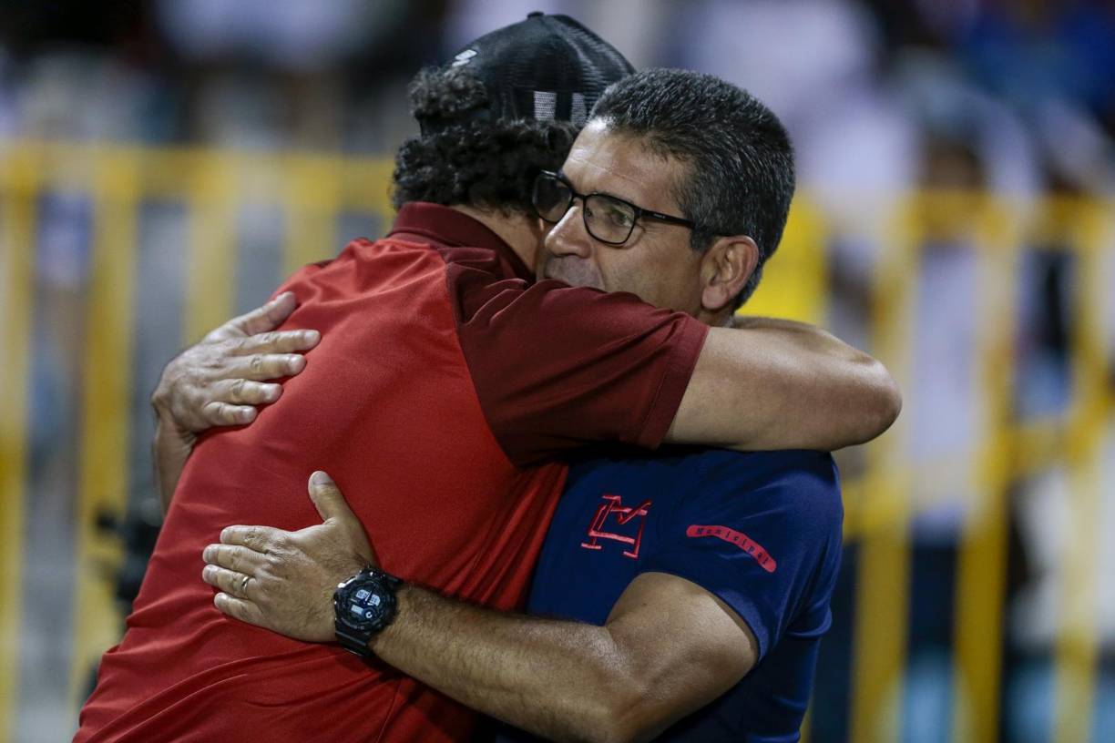 El abrazo que se dieron Pedro Troglio y Juan Antonio Torres antes del inicio del partido.