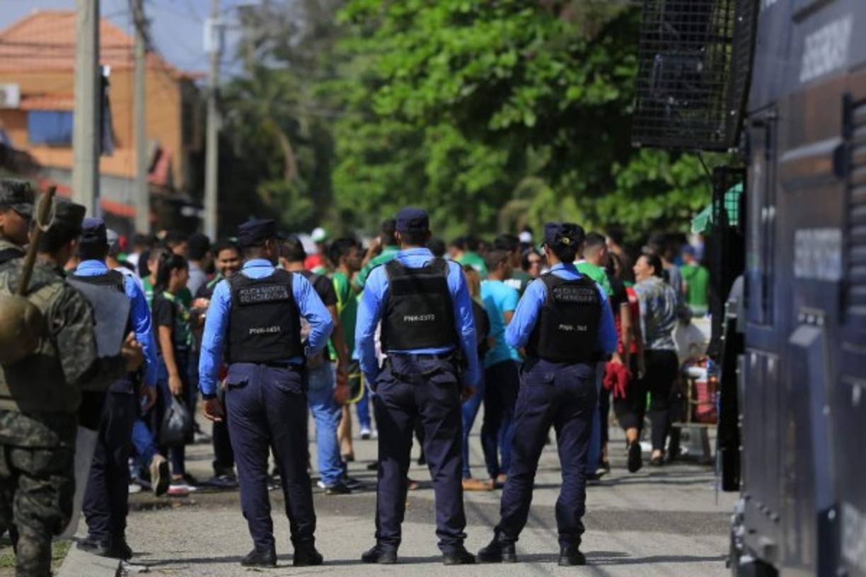 La Policía Nacional entró en acción para calmar los relajos.