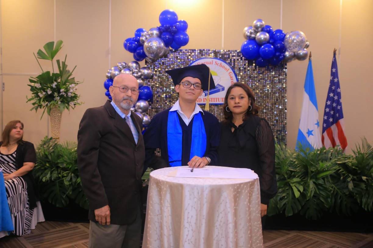 Kevin José Umaña del brazo de sus padres.