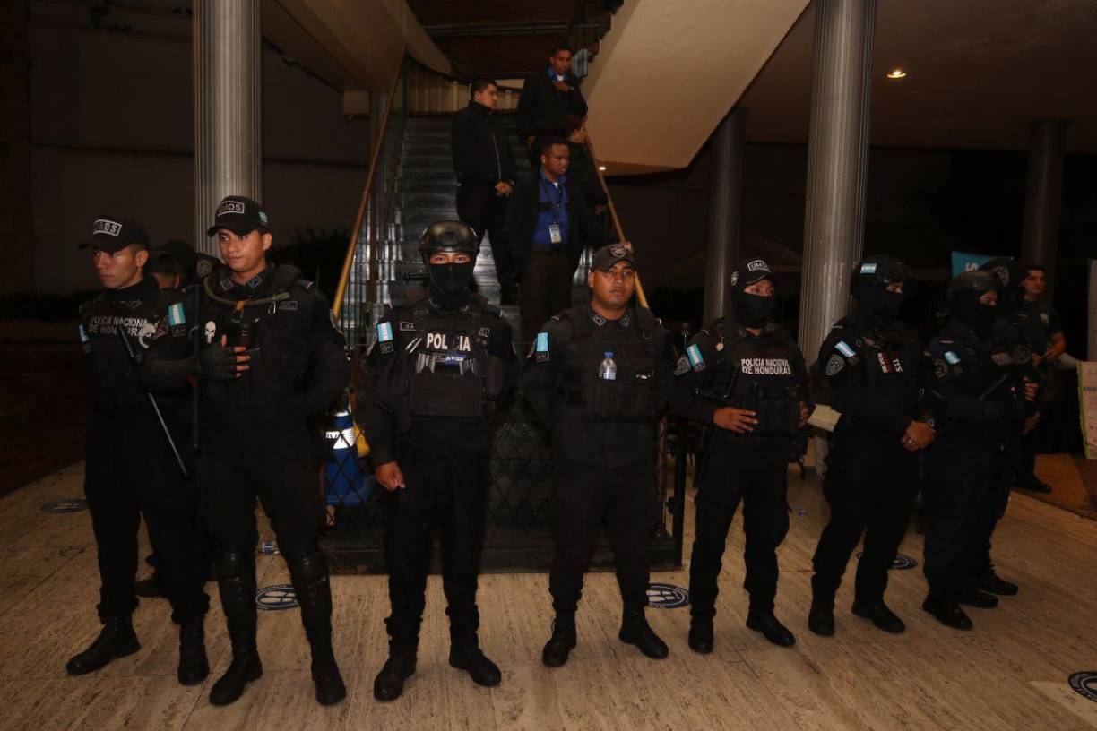 Colectivos de Libre acorralan y agreden a diputados de oposición