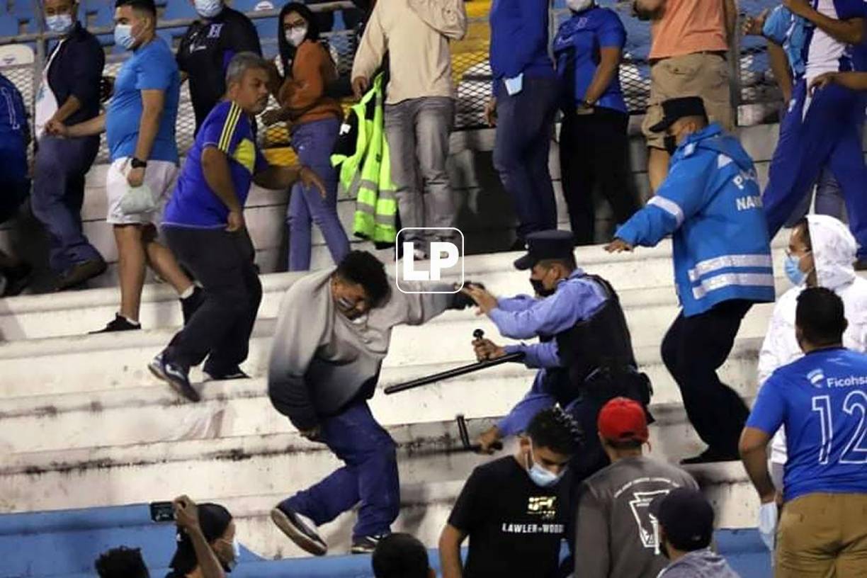 Los miembros policiales comenzaron a agarrar a ‘toletazos’ a los aficionados en las gradas.