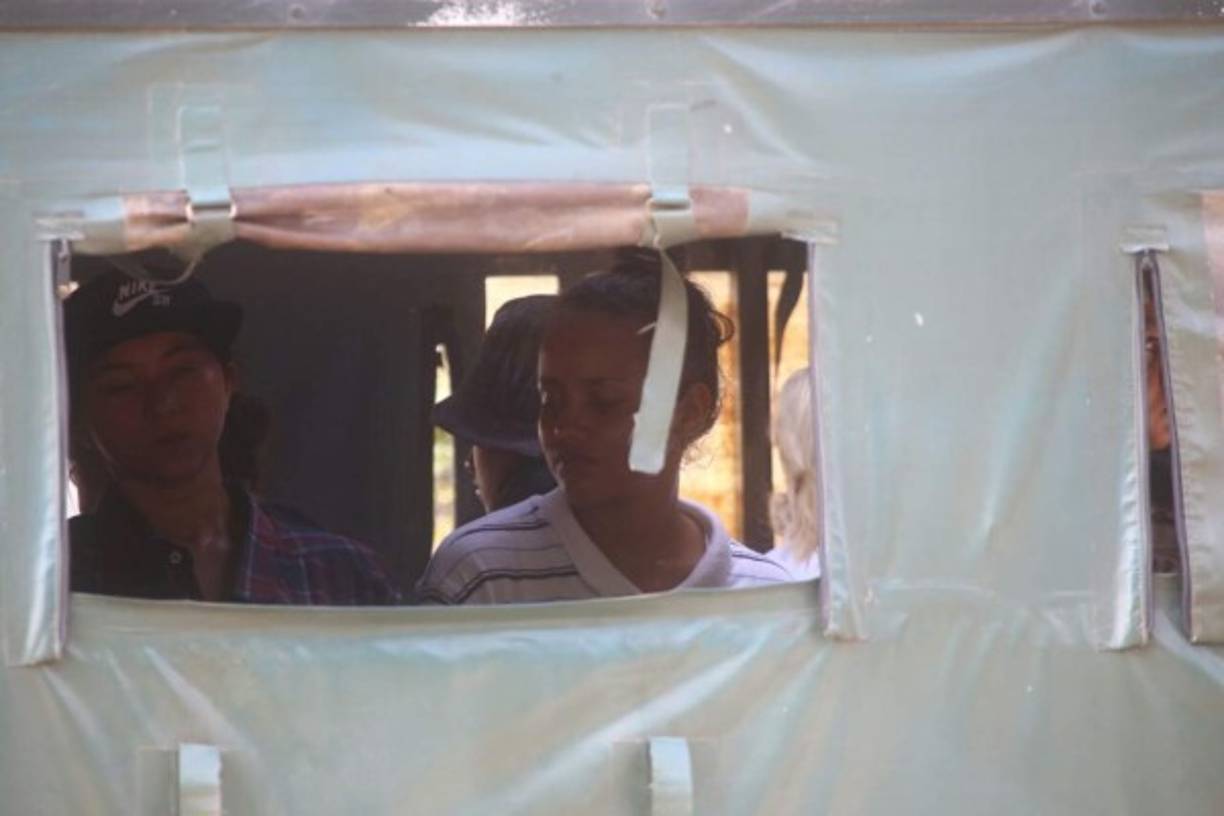 Acá, dos mujeres, en uno de los camiones.