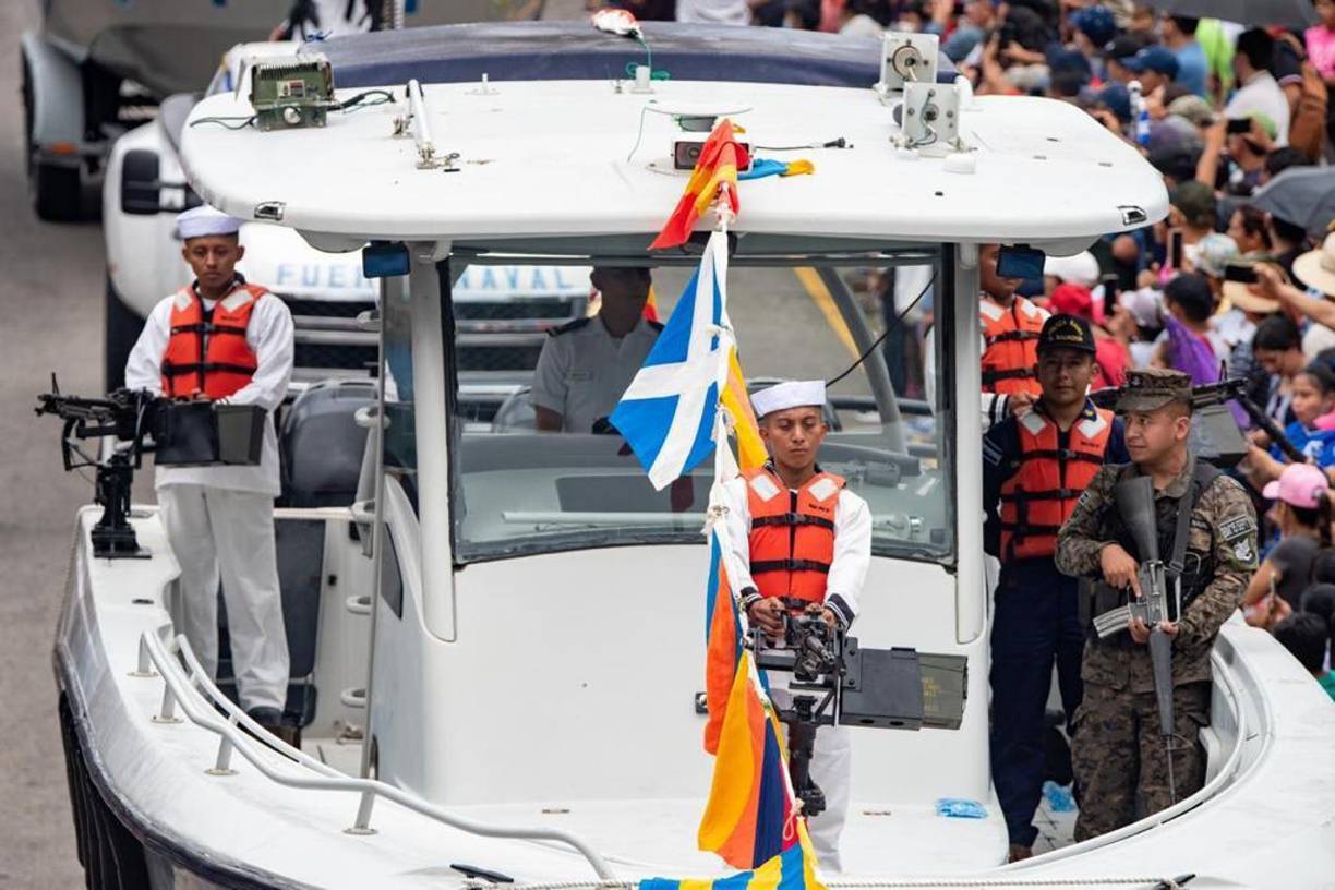 La Fuerza Naval de El Salvador también se sumó al desfile militar exhibiendo sus nuevas lanchas rápidas de combate.