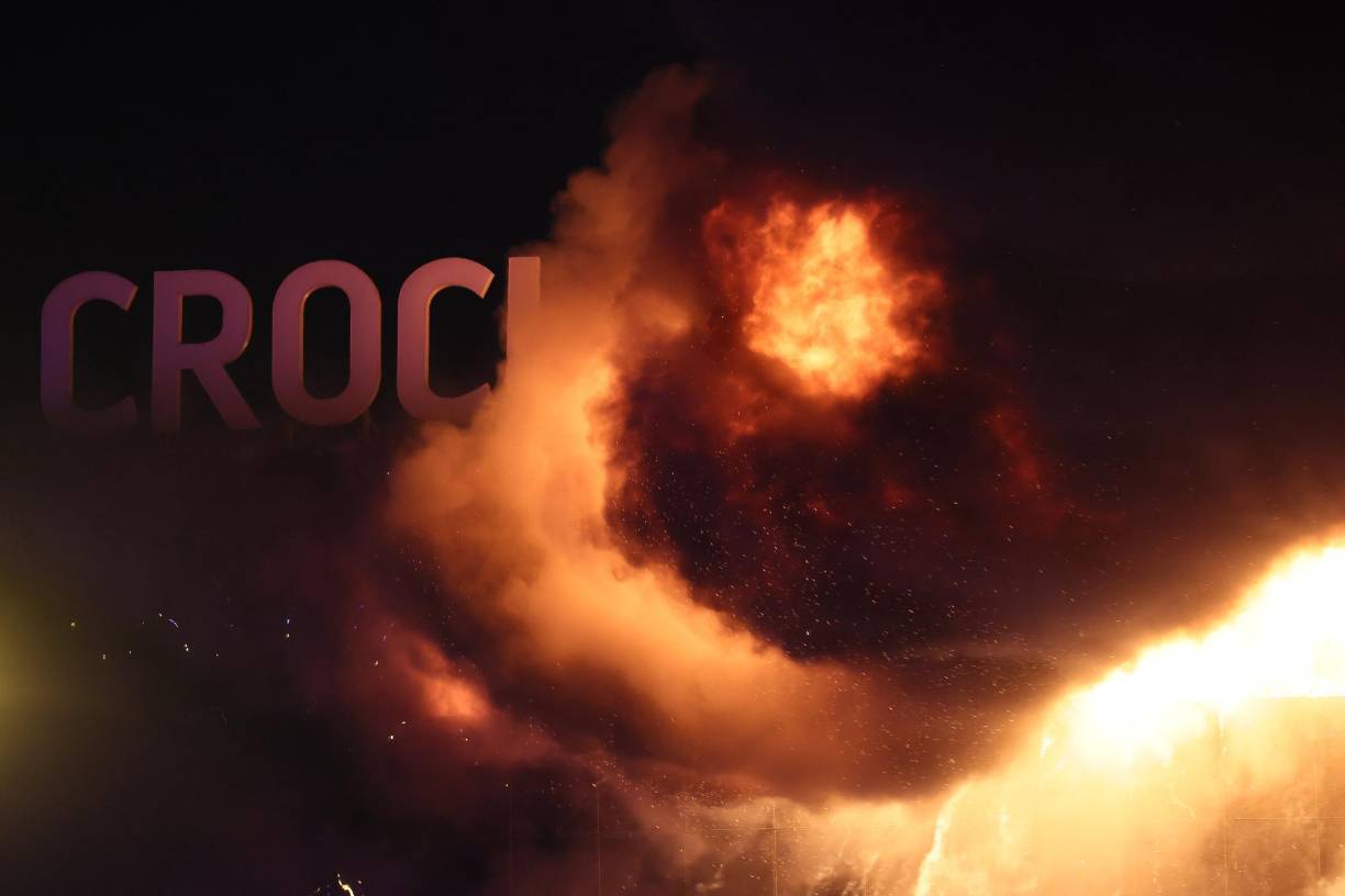 También hay operaciones en curso para “salvar a personas que se encuentran en el techo del edificio”, detalló.