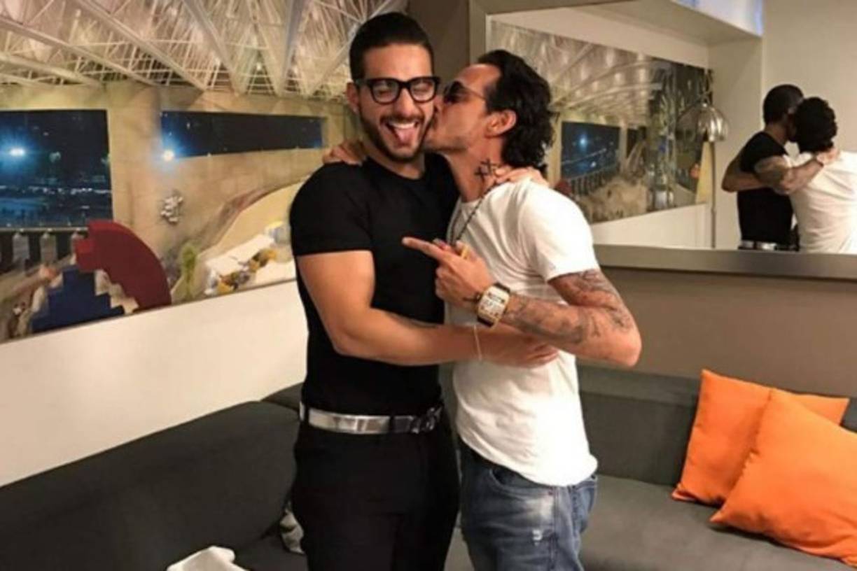 Maluma se muestra como un joven amistoso en sus redes sociales y es probable que algunas imágenes con otros hombres sean sacadas de contexto.