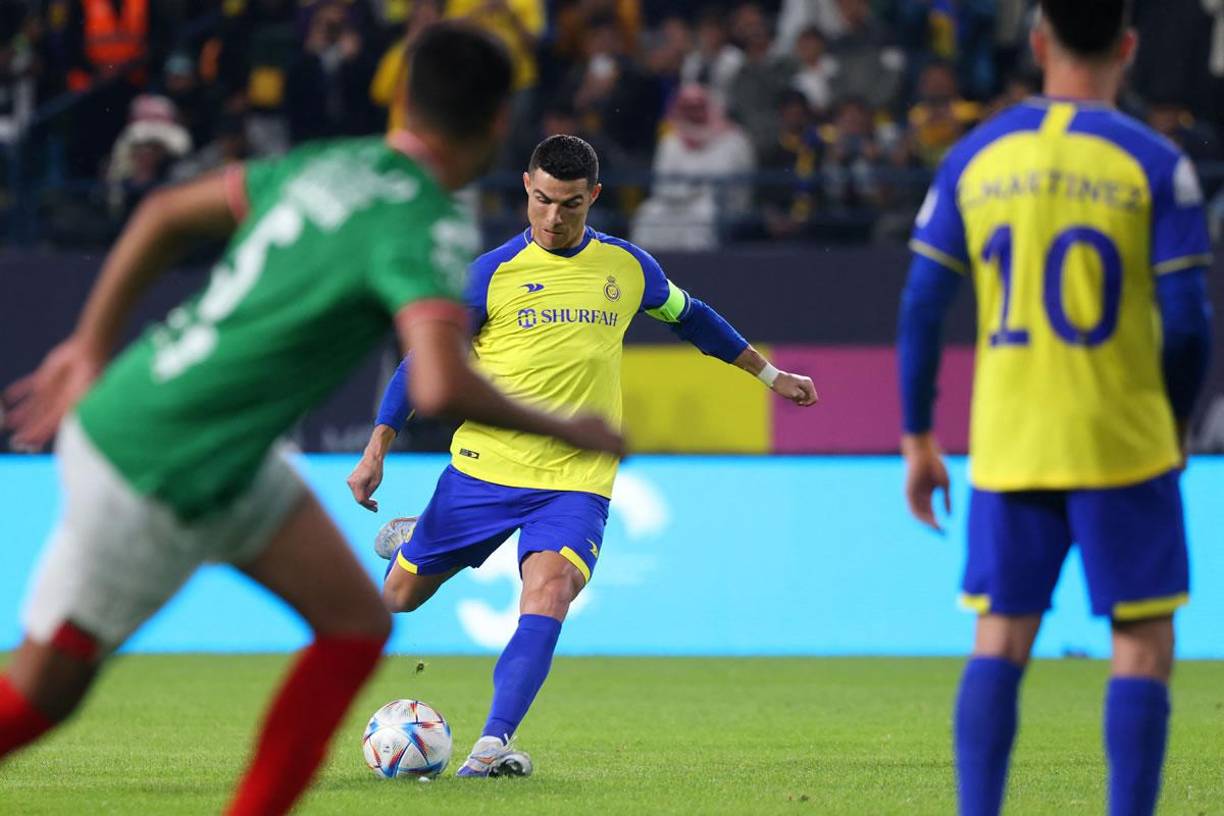 El cinco veces Balón de Oro intentó anotar de falta directa pero su disparo no fue a portería.