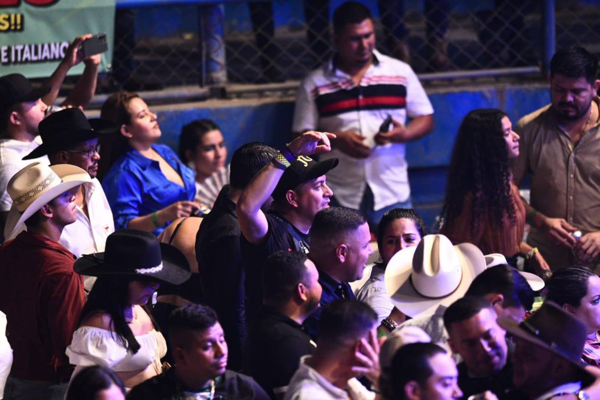 Sampedranos cantan y bailan al ritmo de El Trono de México