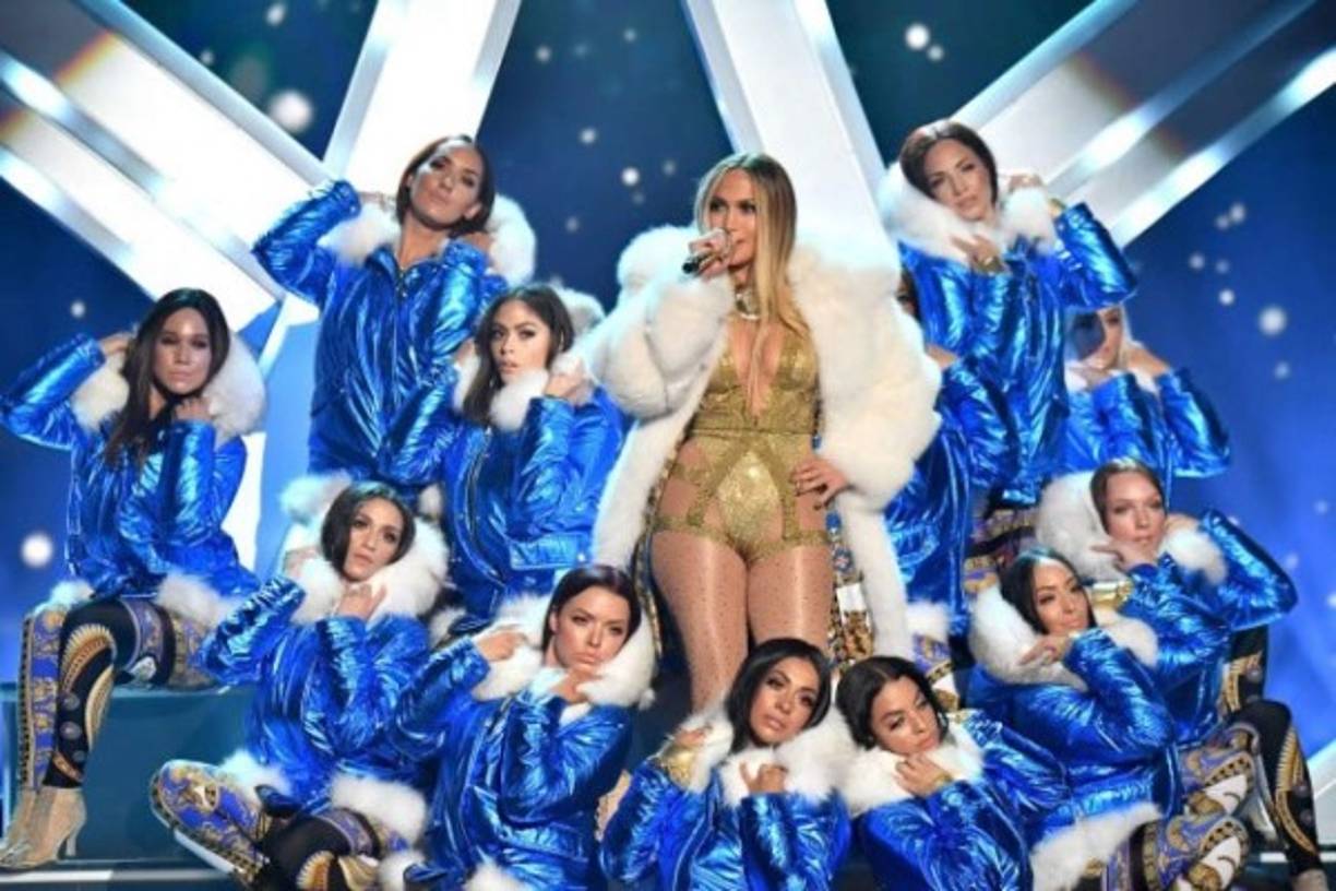 Luego cambió capa por un abrigo de piel sintética en color blanco mientras cantaba el éxito de 2002 'All I Have', que recuerda la escena invernal en el video musical con LL Cool J. <br/><br/>