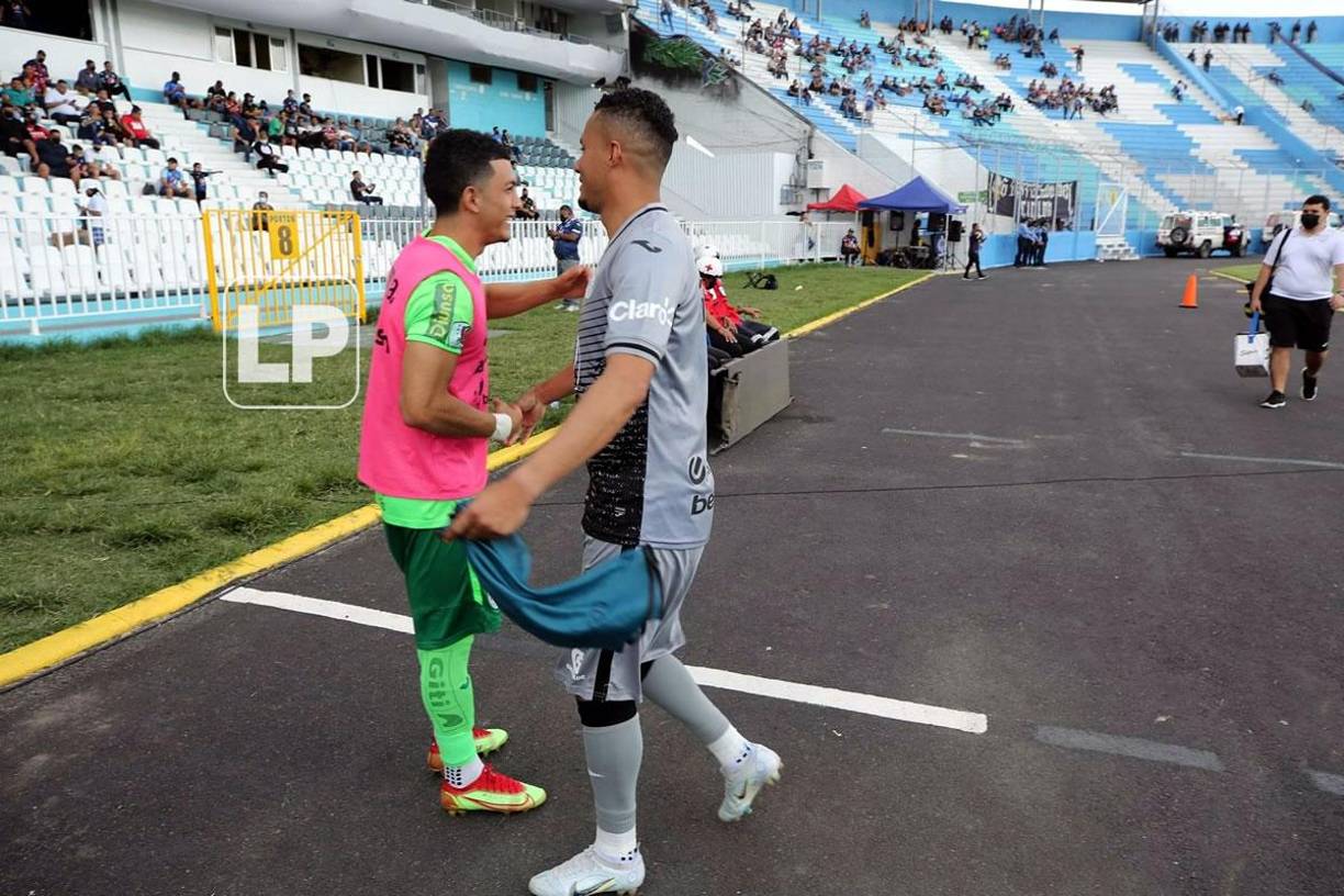 Walter Martínez y Víctor Berríos se saludaron previo al “Clásico de las emes”.