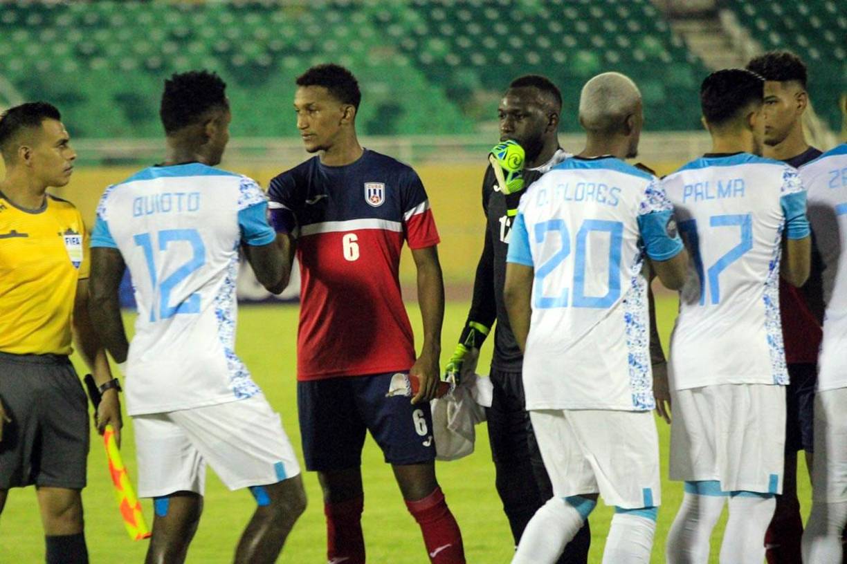 Los jugadores hondureños y cubanos se saludan antes del inicio del partido.