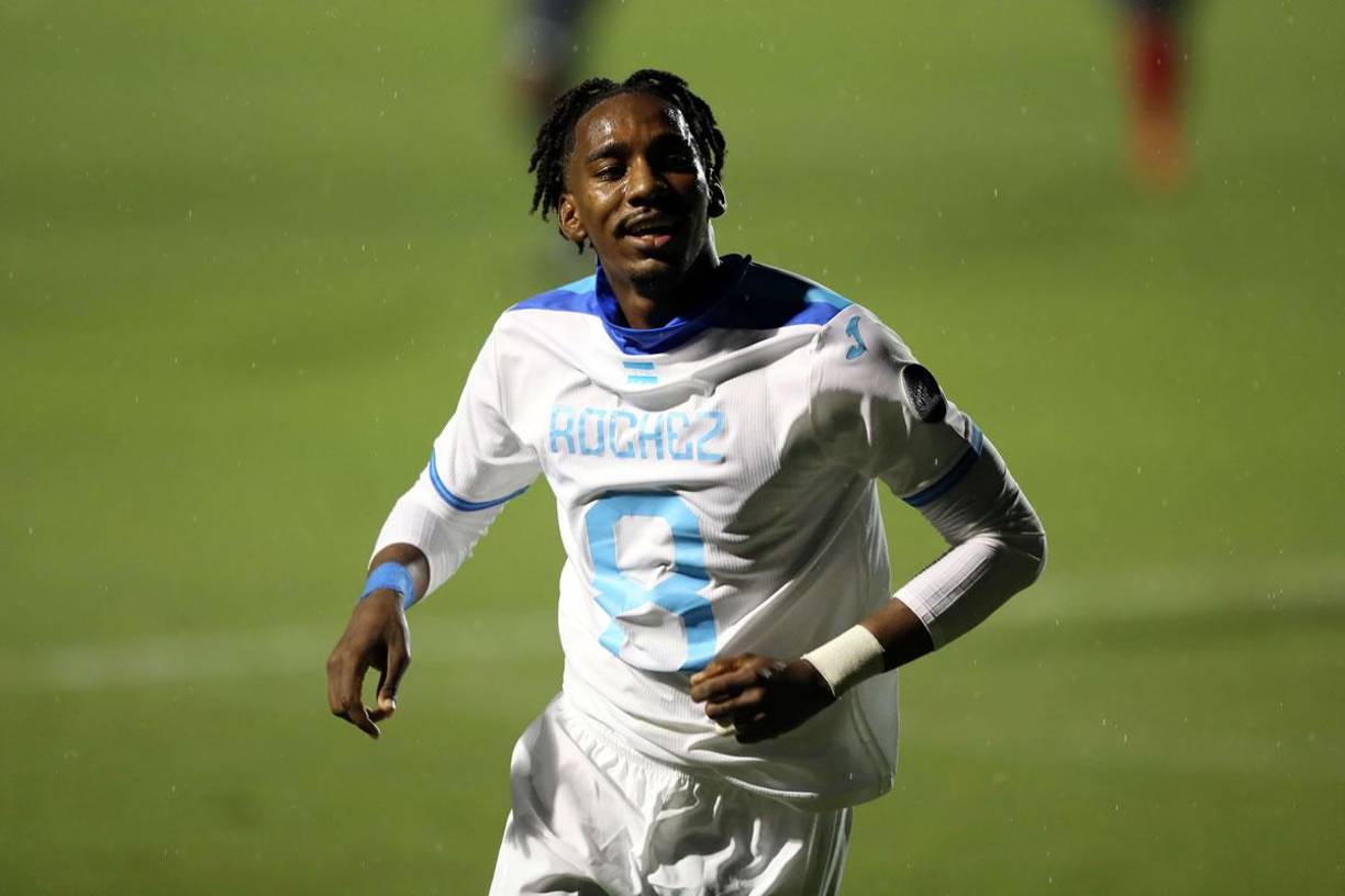 Bryan Róchez se puso la camiseta al revés para mostrar el número de frente a los aficionados.