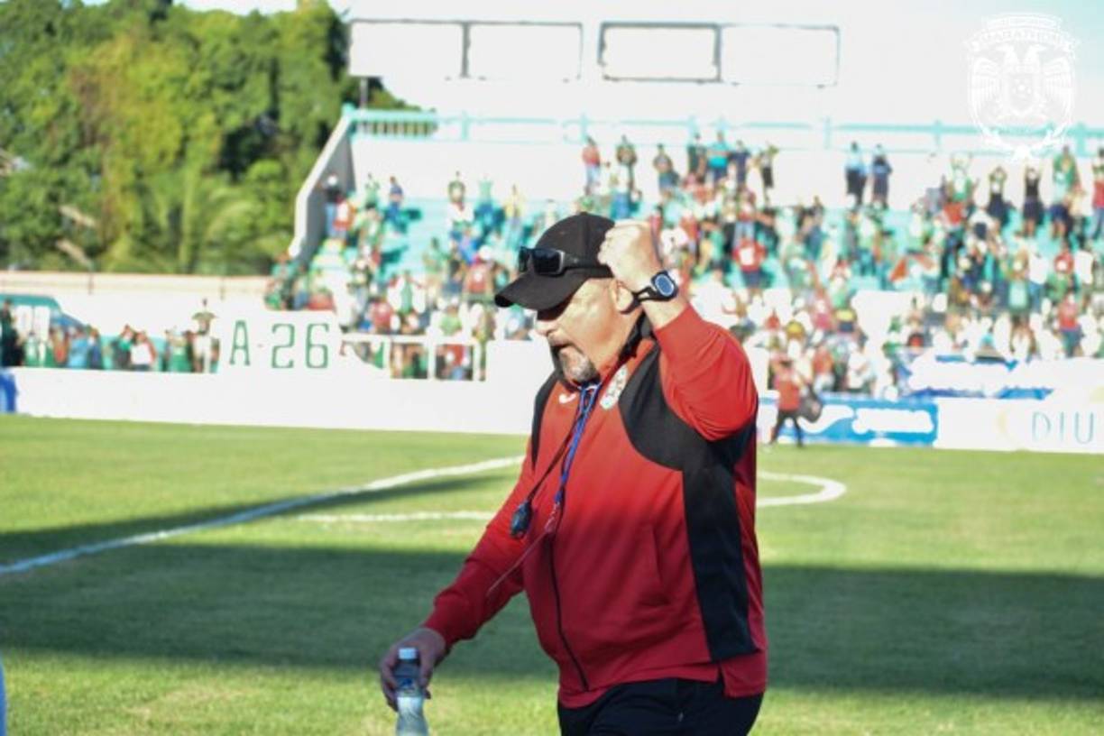 El entrenador uruguayo Martín 'Tato' García saludando a la afición del Marathón en el estadio Yankel Rosenthal.