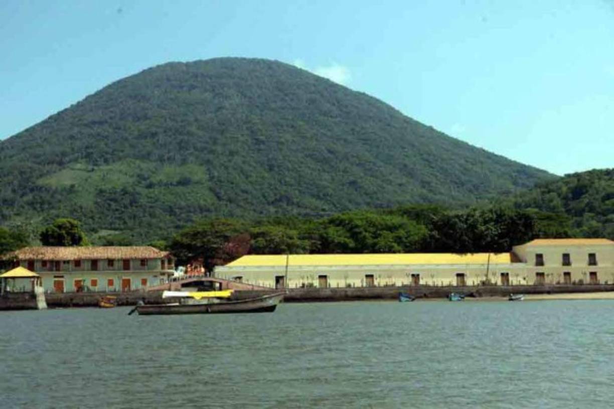 A dos horas de Tegucigalpa, Amapalas e se impone entre el conjunto de islas e islotes que integran el Golfo de Fonseca en la cálida zona sur del país. Hoy el municipio cuenta con una bella cancha que fue inaugurada hace unos días atrás.