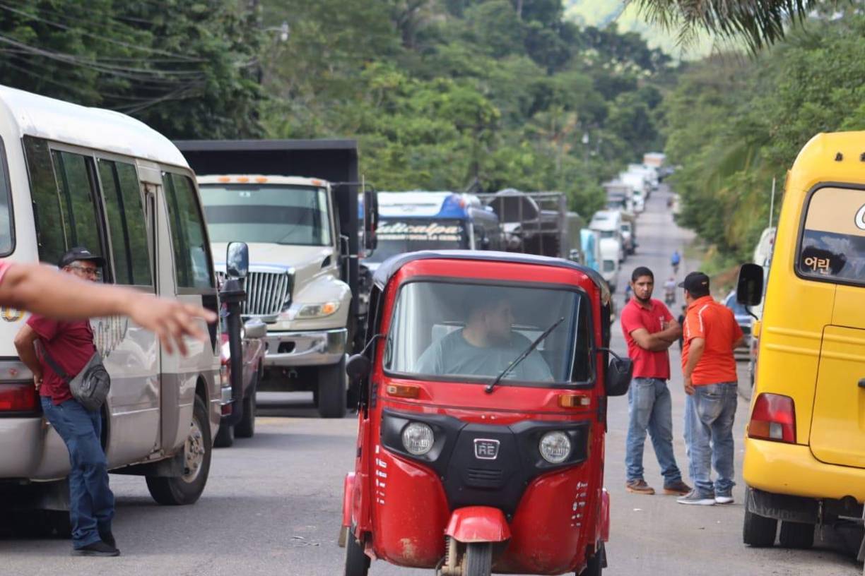Liberan paso vehicular en Colón tras diez horas de toma de carretera