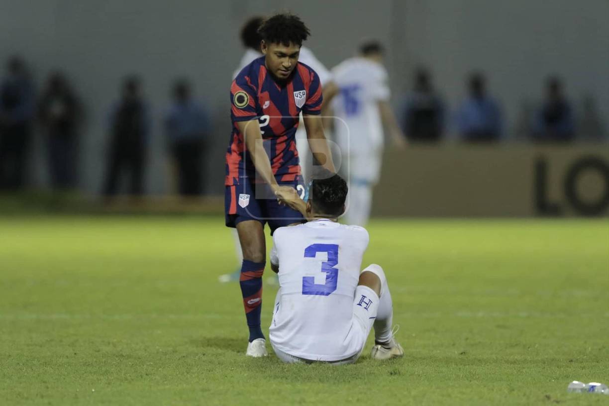 El jugador Mauricio Cuevas se fue a darle apoyo moral al defensor Geremy Rodas de Honduras que lucía destrozado en el césped del estadio Morazán.