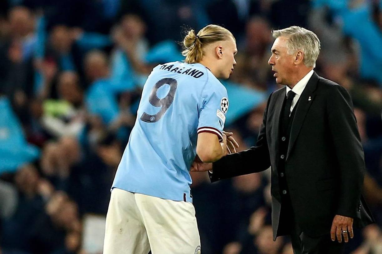 Carlo Ancelotti saludando a Erling Haaland tras el partido.