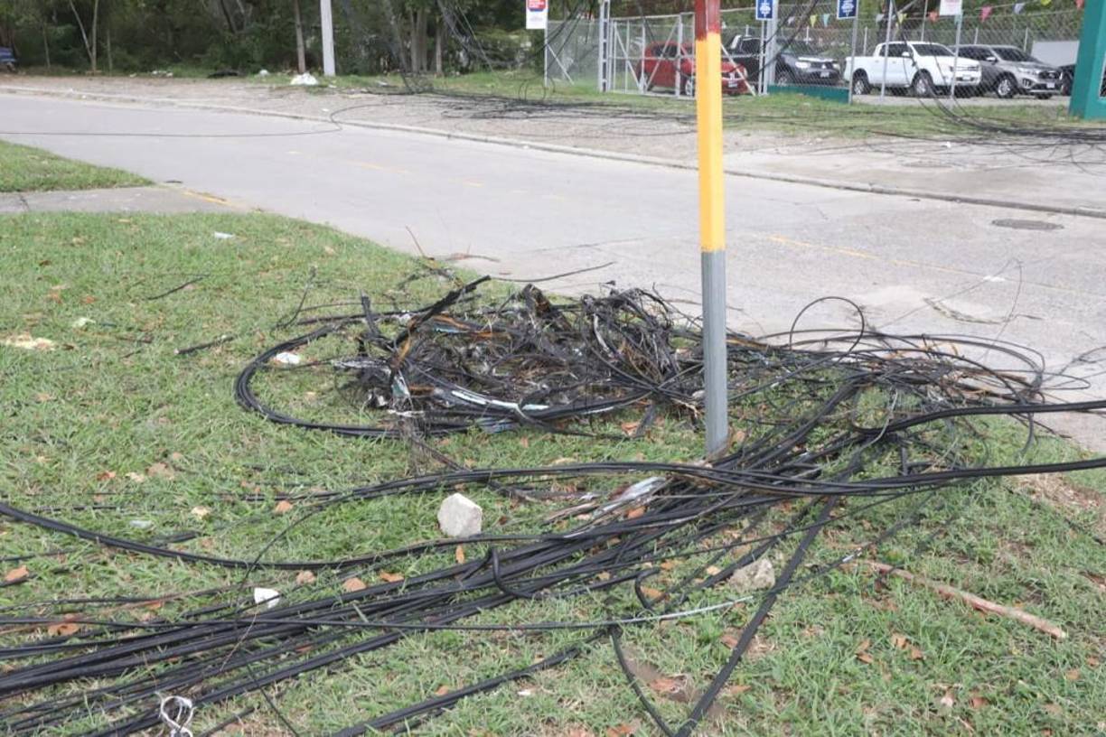 Un incendio en los cables del tendido eléctrico en el bulevar del norte de San Pedro Sula provocó alarma entre los sampedranos este pasado fin de semana.
