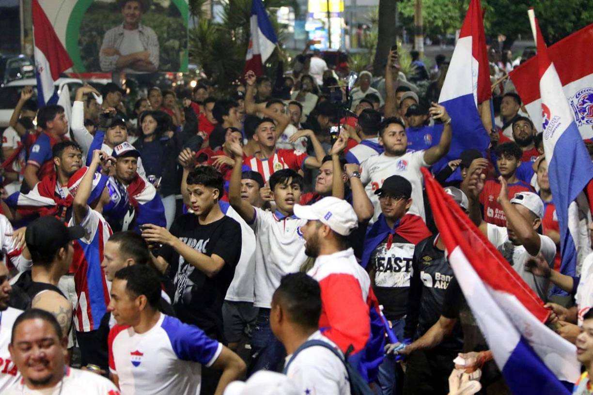 Así fue la celebración de los aficionados del Olimpia tras ganar la Copa 35 en la historia de la Liga Nacional.